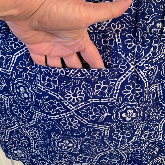 Old Navy Blue & White Floral Shorts EUC - Picture 5 of 8
